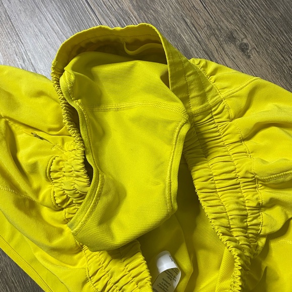 Lululemon Hotty Hot Short II *2.5" - Picture 5 of 5